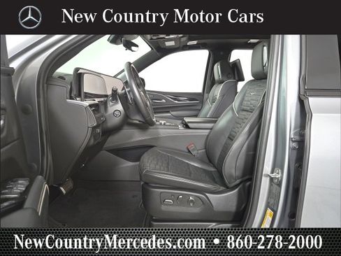 Used 2023 Cadillac Escalade V w/ LPO, ONYX Package image 18
