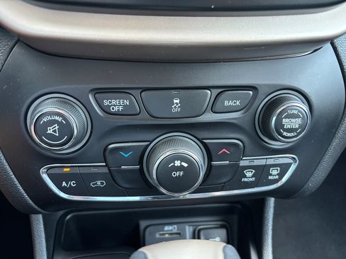 Used 2014 Jeep Cherokee Latitude w/ Cold Weather Group AWD/4WD image 26