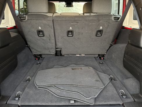 Used 2025 Jeep Wrangler Unlimited Rubicon image 19