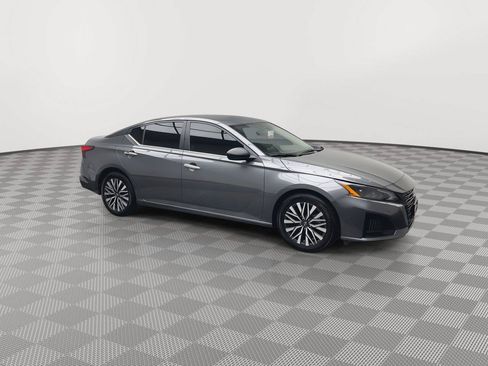 Used 2025 Nissan Altima 2.5 SV FWD image 33