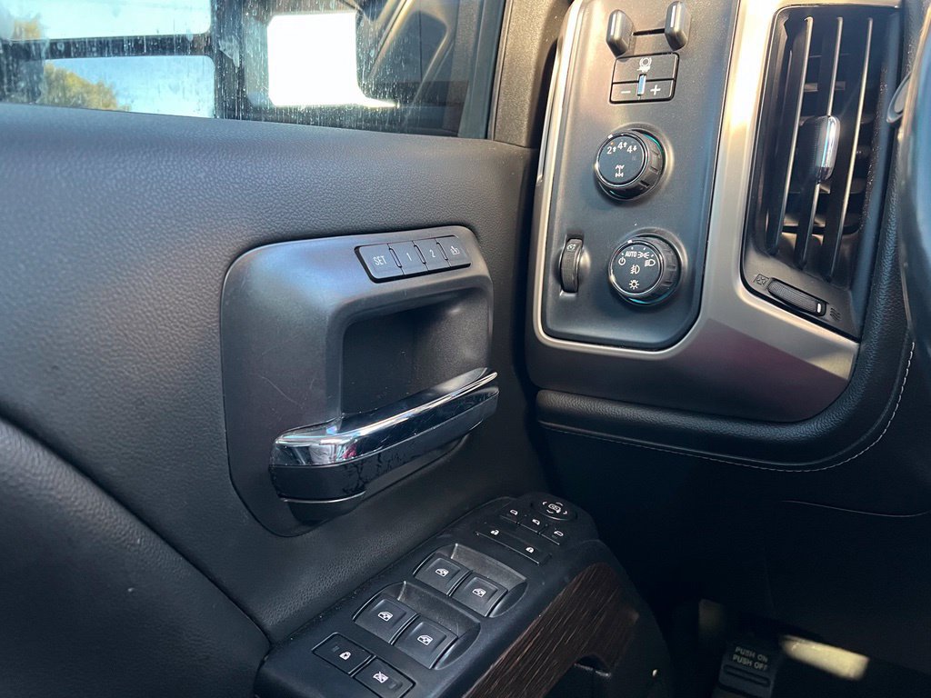 Used 2019 GMC Sierra 2500 Denali w/ Duramax Plus Package AWD/4WD image 17