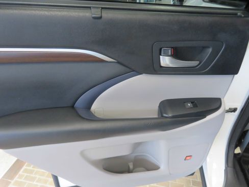 Used 2014 Toyota Highlander Limited image 18