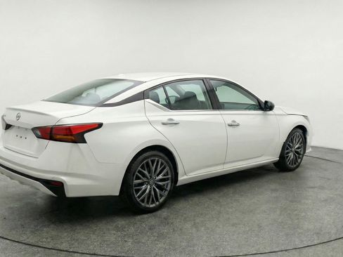 Used 2025 Nissan Altima 2.5 SV FWD image 9