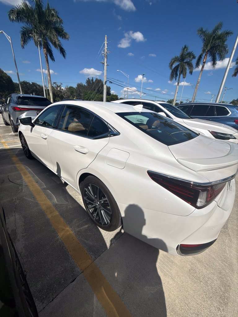 Used 2025 Lexus ES 300h w/ Premium Package FWD image 7