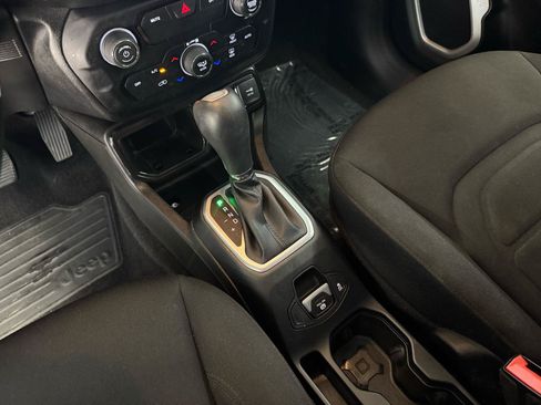 Used 2020 Jeep Renegade Latitude FWD image 30