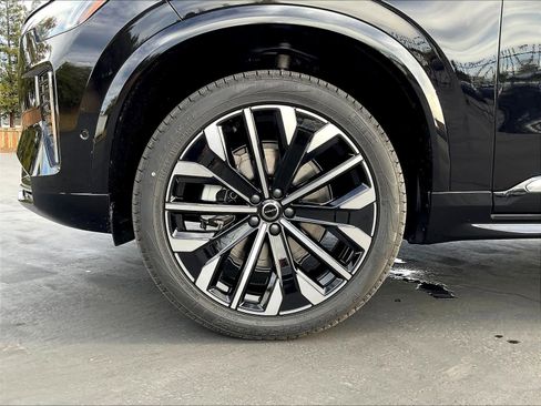 New 2026 Volvo XC90 B5 Plus w/ Protection Package Premier AWD/4WD image 14