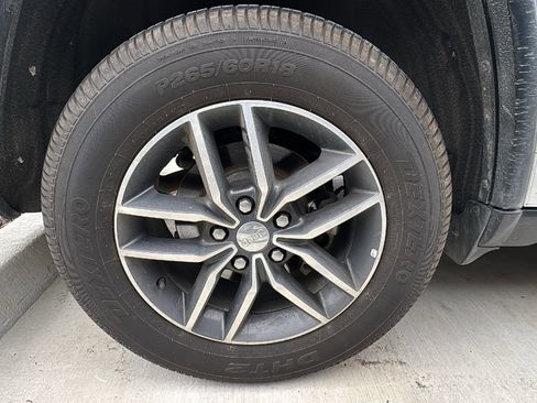 Used 2018 Jeep Grand Cherokee Laredo image 19