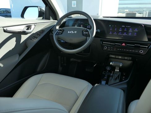 Certified 2025 Kia Niro EX image 24