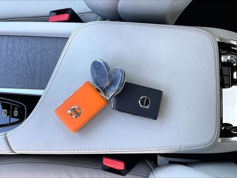 Used 2025 Volvo XC90 B6 Core w/ Climate Package image 14