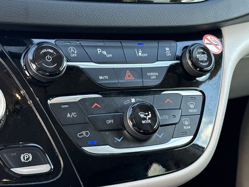 Used 2024 Chrysler Pacifica Touring-L image 31