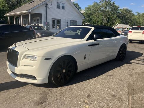 Used 2018 Rolls-Royce Dawn RWD image 4