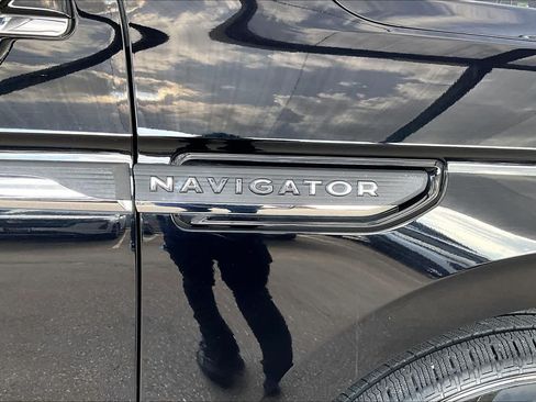 Used 2022 Lincoln Navigator L Reserve RWD image 10