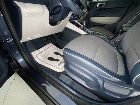 Used 2023 Hyundai Venue Limited FWD image 12