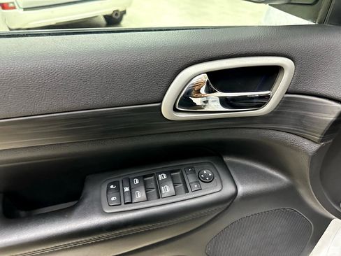 Used 2022 Jeep Grand Cherokee Laredo X image 17