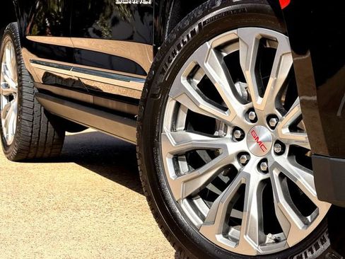 Used 2023 GMC Yukon XL Denali image 2