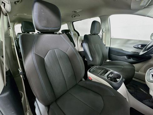 Used 2021 Chrysler Pacifica Touring FWD image 27