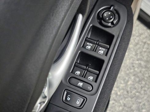 Used 2015 Jeep Renegade Latitude AWD/4WD image 29