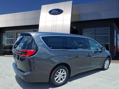 Used 2023 Chrysler Pacifica Touring-L FWD image 2