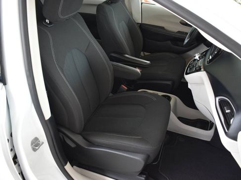 Used 2022 Chrysler Voyager LX FWD image 19