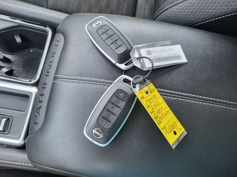 Used 2025 Nissan Pathfinder SV FWD image 26