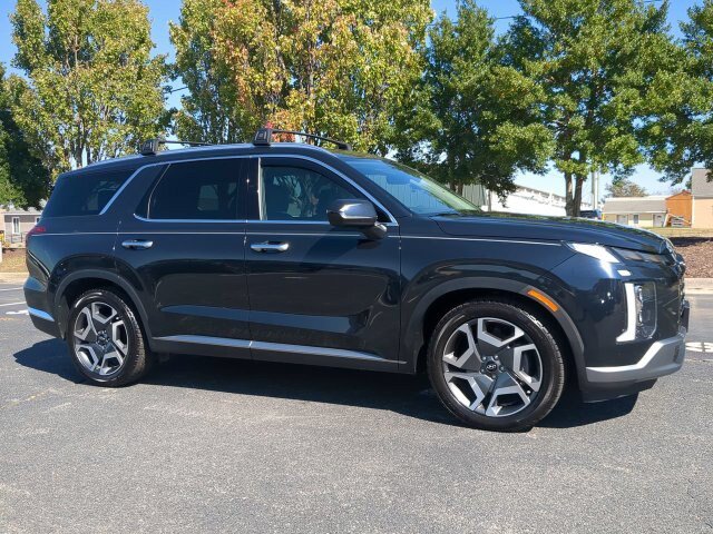 Used 2024 Hyundai Palisade Limited FWD image 2