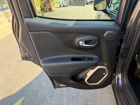 Used 2017 Jeep Renegade Limited FWD image 16