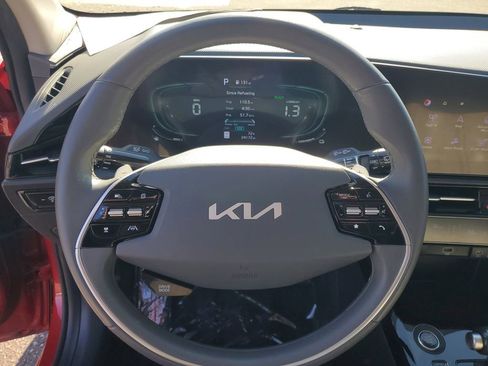 Used 2023 Kia Niro EX image 10