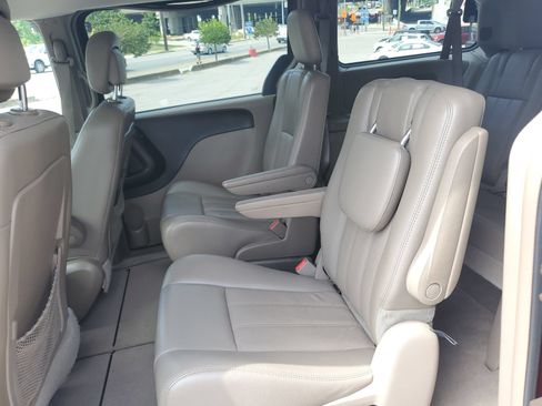 Used 2012 Chrysler Town & Country Touring w/ Entertainment Group #1 FWD image 12