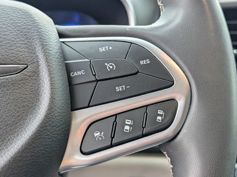 Used 2023 Chrysler Pacifica Touring-L FWD image 30
