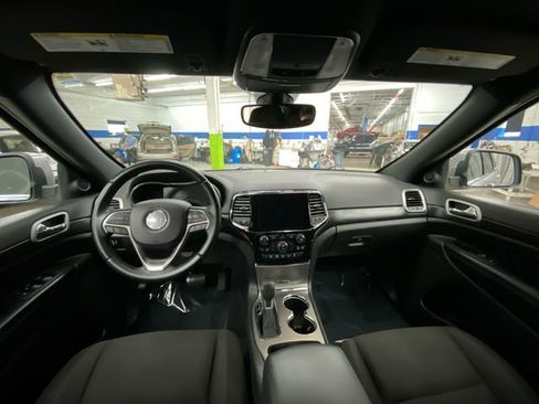 Used 2019 Jeep Grand Cherokee Laredo w/ 18" Wheel & 8.4" Radio Group AWD/4WD image 26