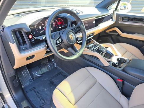 Certified 2025 Porsche Cayenne E-Hybrid image 4