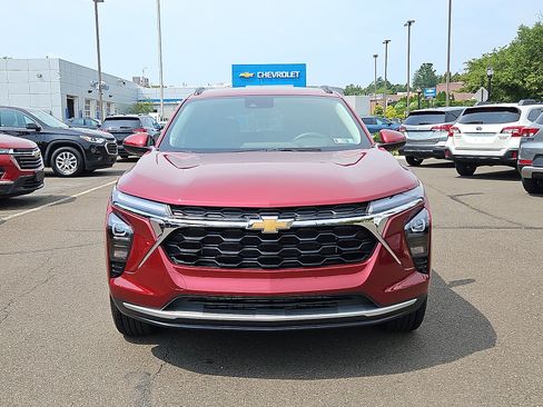 Used 2025 Chevrolet Trax LT w/ Driver Confidence Package FWD image 2