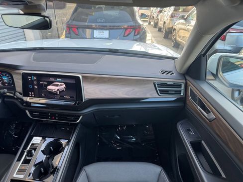 Used 2025 Volkswagen Atlas SE image 36