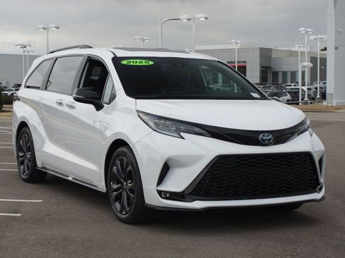 Used 2025 Toyota Sienna XSE w/ XSE Premium Package image 2
