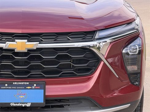 Used 2025 Chevrolet Trax LT w/ LT Convenience Package image 9