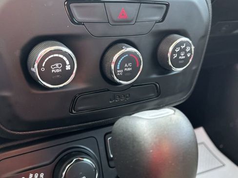 Used 2018 Jeep Renegade Sport w/ Power & Air Group AWD/4WD image 38