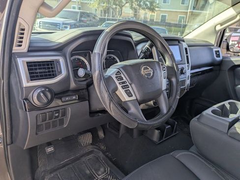 Used 2017 Nissan Titan SV image 9