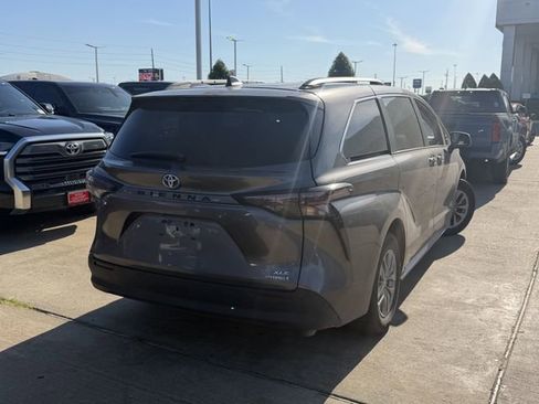 Used 2023 Toyota Sienna XLE FWD image 5