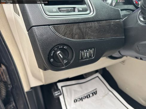 Used 2013 Chrysler Town & Country Touring image 16