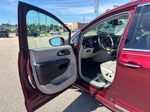 Used 2018 Chrysler Pacifica Limited w/ Tire & Wheel Group FWD image 10
