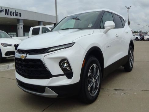 Used 2025 Chevrolet Blazer LT FWD image 2