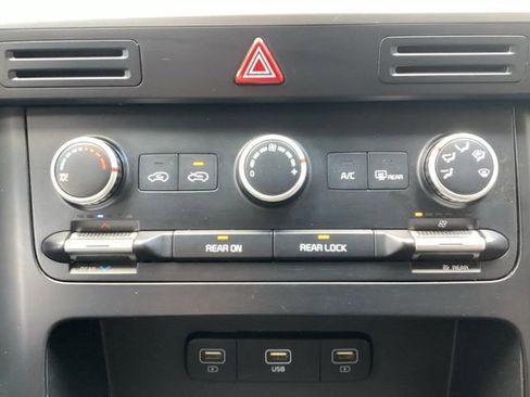 Used 2023 Kia Carnival LX FWD image 29