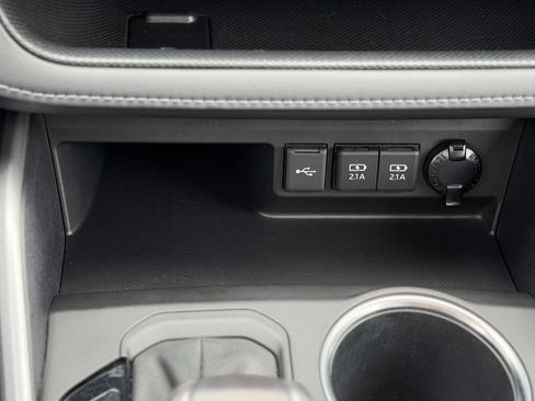 Used 2021 Toyota Highlander XLE AWD/4WD image 18