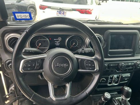 Used 2019 Jeep Wrangler Unlimited Sahara image 5