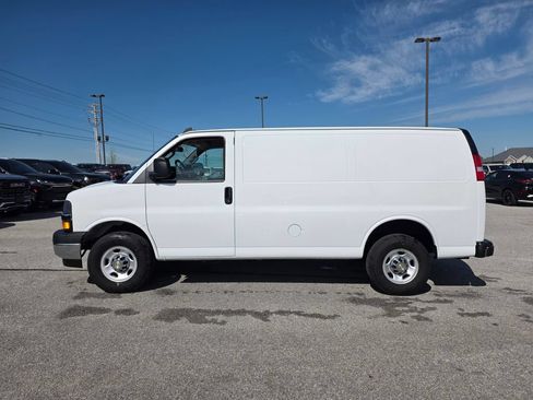 Used 2024 Chevrolet Express 3500 w/ Driver Convenience Package RWD image 4