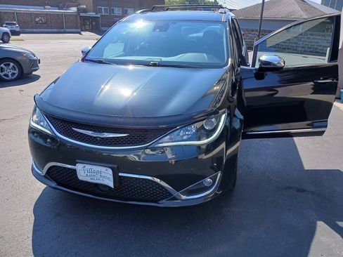 Used 2017 Chrysler Pacifica Limited FWD image 3