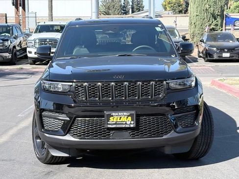 Used 2025 Jeep Grand Cherokee Altitude AWD/4WD image 3