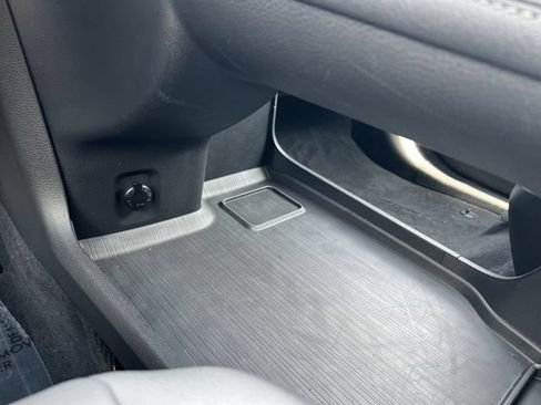 Used 2026 Toyota Sienna XLE FWD image 26
