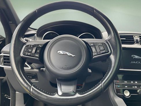 Used 2018 Jaguar F-PACE Premium image 29