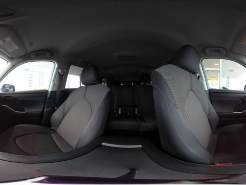 Used 2025 Toyota Highlander LE FWD image 46